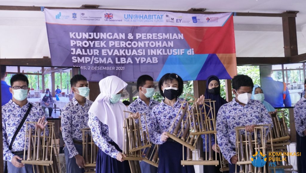 Para siswa SMP dan SMA Luar Biasa untuk Tuna Netra (LB-A) YPAB unjuk performa bermain angklung pada acara peresmian Proyek Percontohan Jalur Evakuasi Inklusif