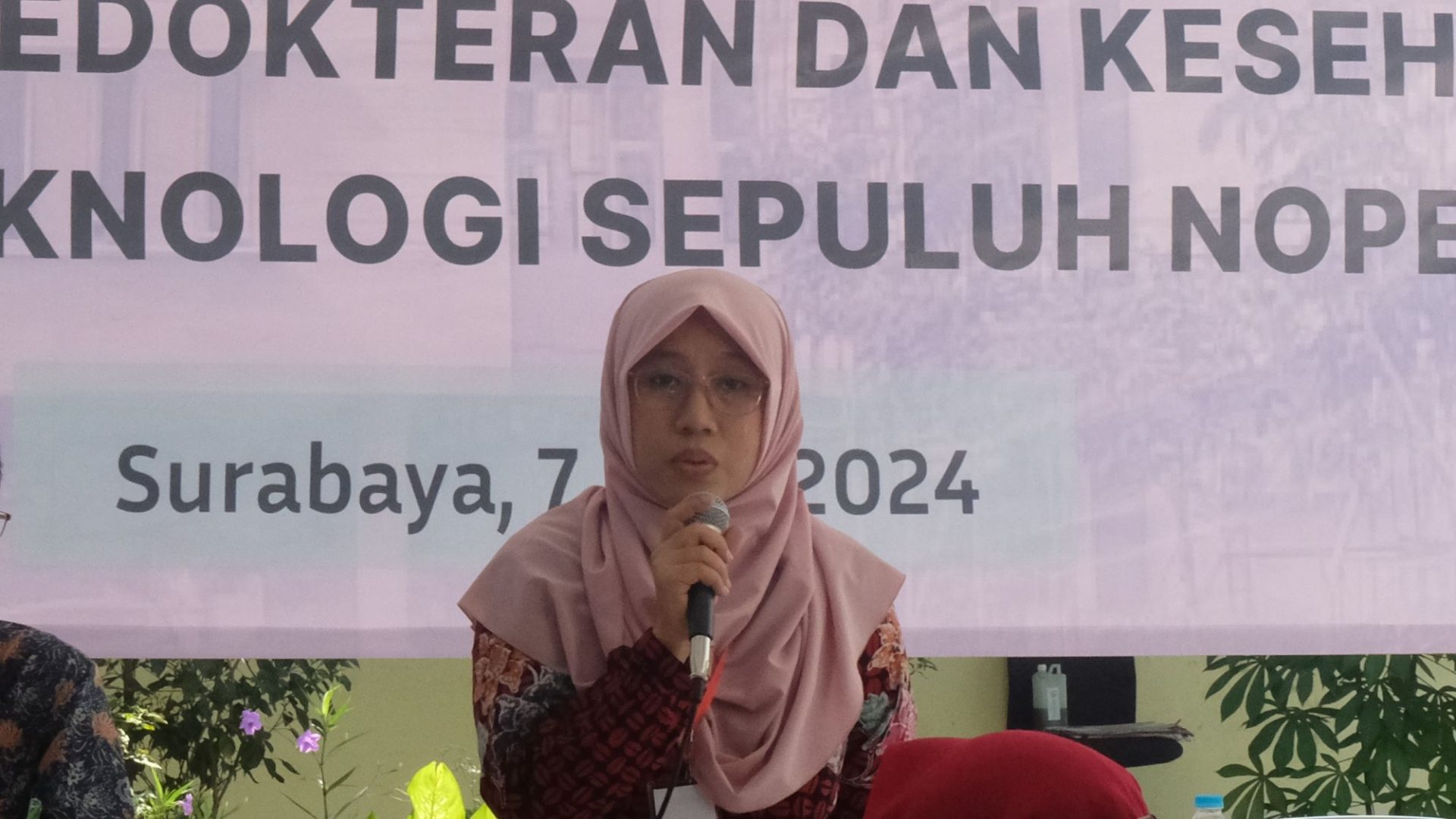 Dr Endah Indriastuti Sp Pk Saat Menyampaikan Materi Mengenai Penggunaan Antibiotik Yang Bijak Pada Penyuluhan Pencegahan Resistensi Antibiotik Kepada Kader Kelurahan Medokan Semampir