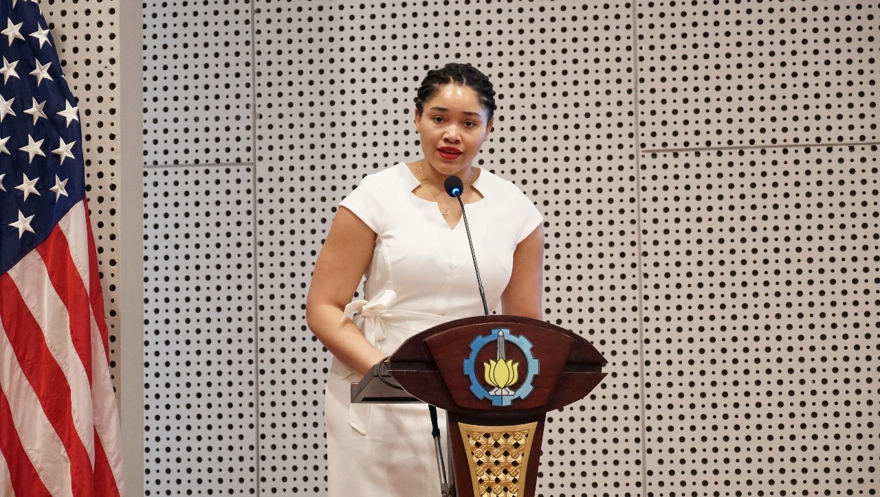 Acting Public Affairs Officer Konsulat Jenderal Amerika Serikat Di Surabaya Kayla Smith Saat Menyampaikan Sambutannya Pada Gelaran Hepi Forum Series 2024 Di Gedung Research Center Its