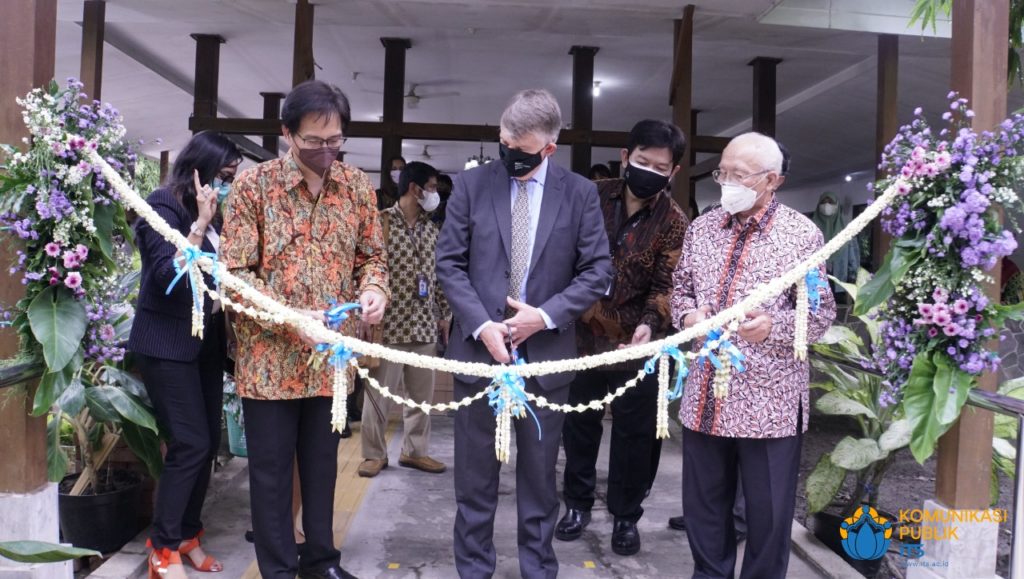 Peresmian proyek percontohan jalur evakuasi inklusif oleh (dari kiri) Rektor ITS Prof Dr Ir Mochamad Ashari MEng, Dubes Inggris untuk Indonesia dan Timor Leste Owen Jenkins CMG, dan Ketua YPAB Prof Dr H R Soedarso