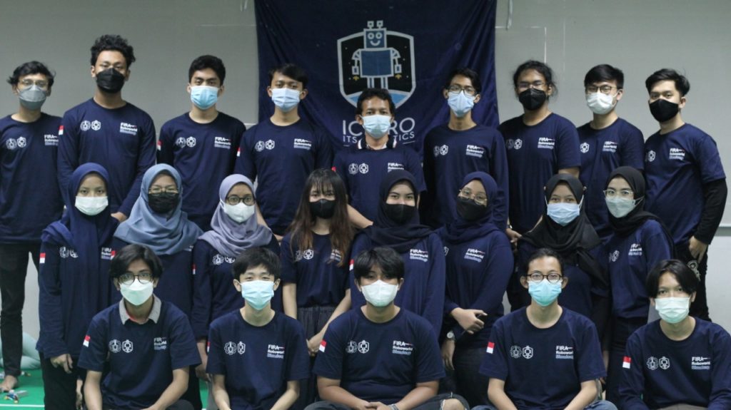 Tim Ichiro ITS yang berhasil meraih 10 gelar pada FIRA SimulCup 2021 bidang HuroCup