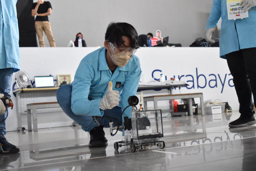 Tim Spektronics ITS ketika bersiap untuk pengujian laju dari mobil prototipe dalam pertandingan Chem-E-Car di Process Engineering and Energy Days Universitas Indonesia 2022