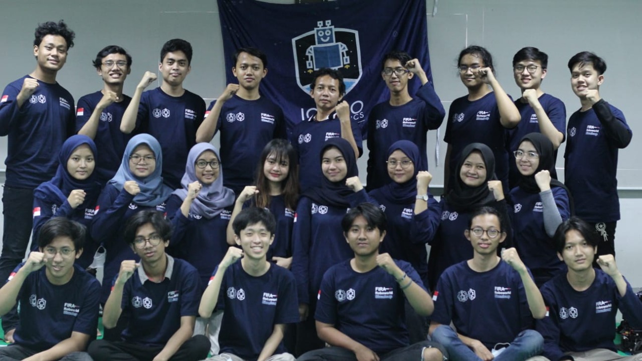 Fiqey Indriati Eka Sari (dua dari kiri baris kedua) bersama tim Robot Humanoid Ichiro ITS