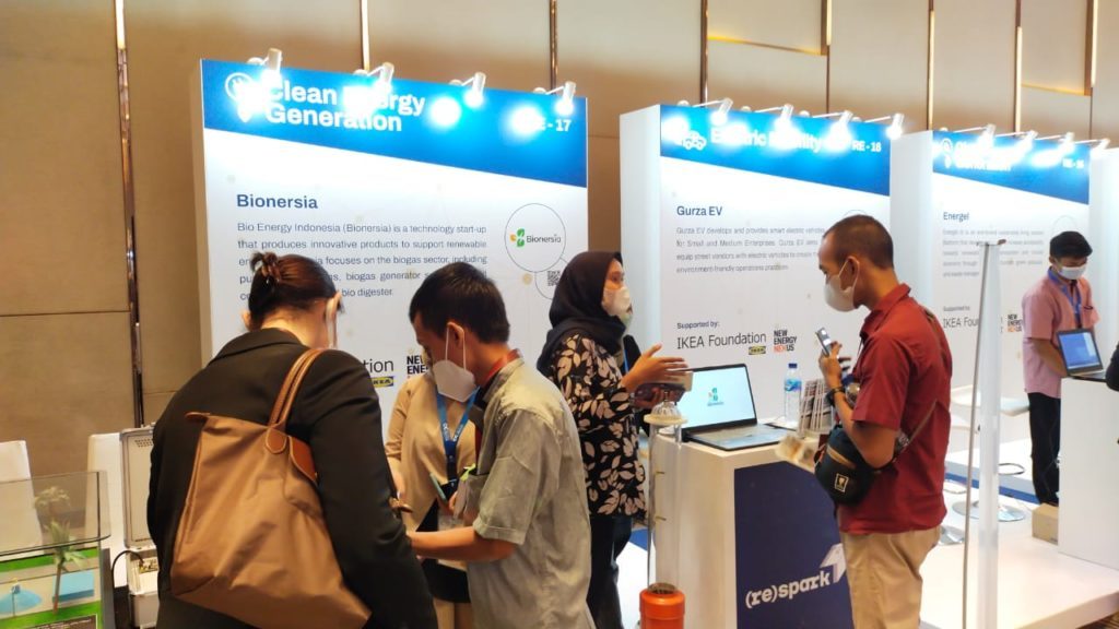 Staf Bionersia sedang mempresentasikan produk-produk Bionersia kepada pengunjung [RE]Spark Renewable Energy Festival 2022