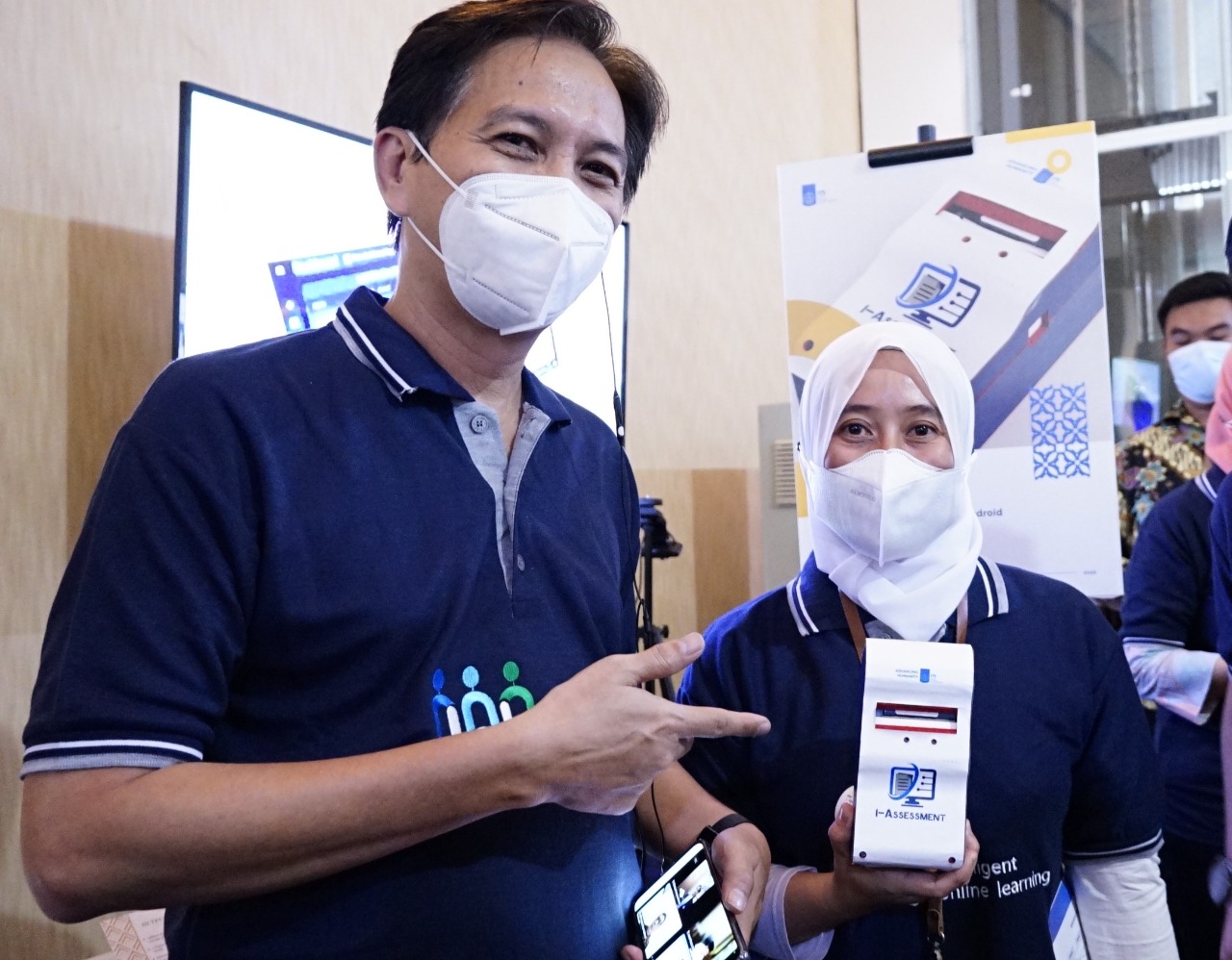 Rektor ITS Prof Dr Ir Mochamad Ashari MEng IPU AEng (kiri) dan Sekretaris ITS Dr Umi Laili Yuhana SKom MSc sedang menunjukkan aplikasi ujian cerdas i-Assessment