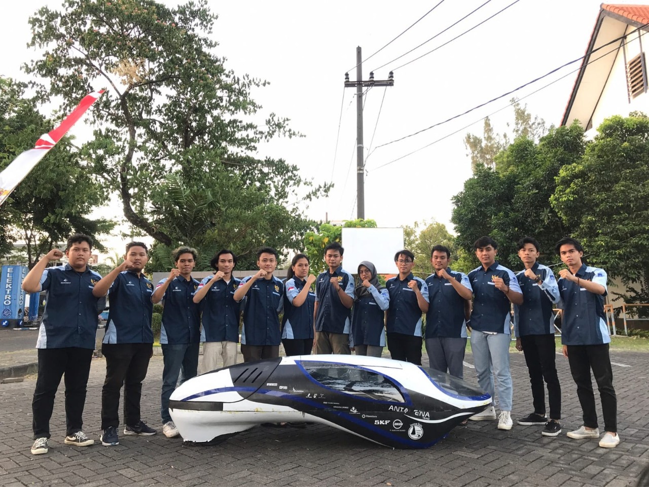Anggota tim mobil hemat energi Antasena ITS yang menjadi juara di ajang internasional Shell Eco-Marathon 2022 Virtual Off-Track Awards 2022: Communication Plan regional Asia Pasifik dan Timur Tengah