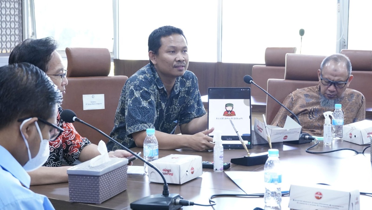 Direktur PT Solusi Bisnis Adiguna Eko Satrio (dua dari kanan) sedang mempresentasikan salah satu konten pada teknologi big data kepada Rektor ITS dan jajarannya