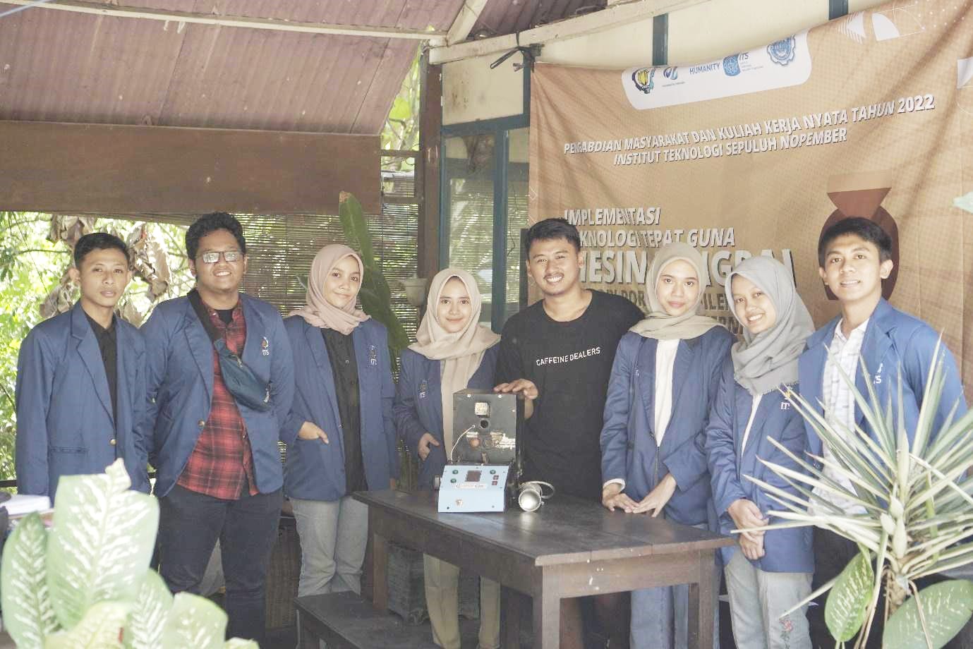 Tim KKN Abmas ITS bersama salah satu penggiat UMKM, Fery Kurnia Sandy (tengah) usai hibah alat