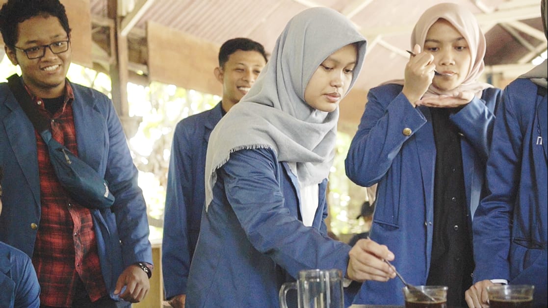 Tim KKN ITS tengah mencoba kopi hasil penyangraian menggunakan mesin portabel