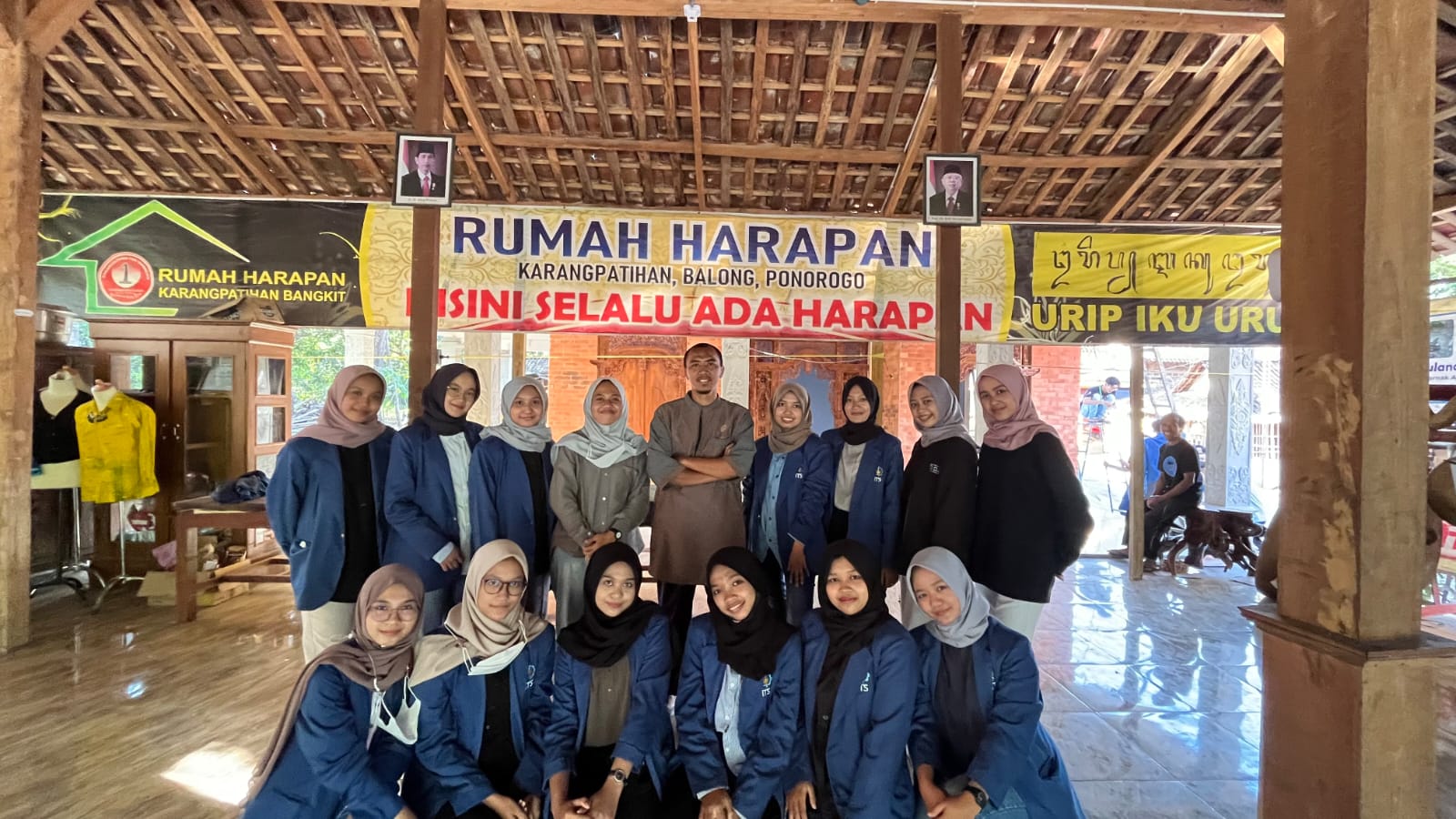 Anggota tim KKN Abmas ITS bersama Mashuri SSi MT (tengah atas) usai kegiatan hibah alat