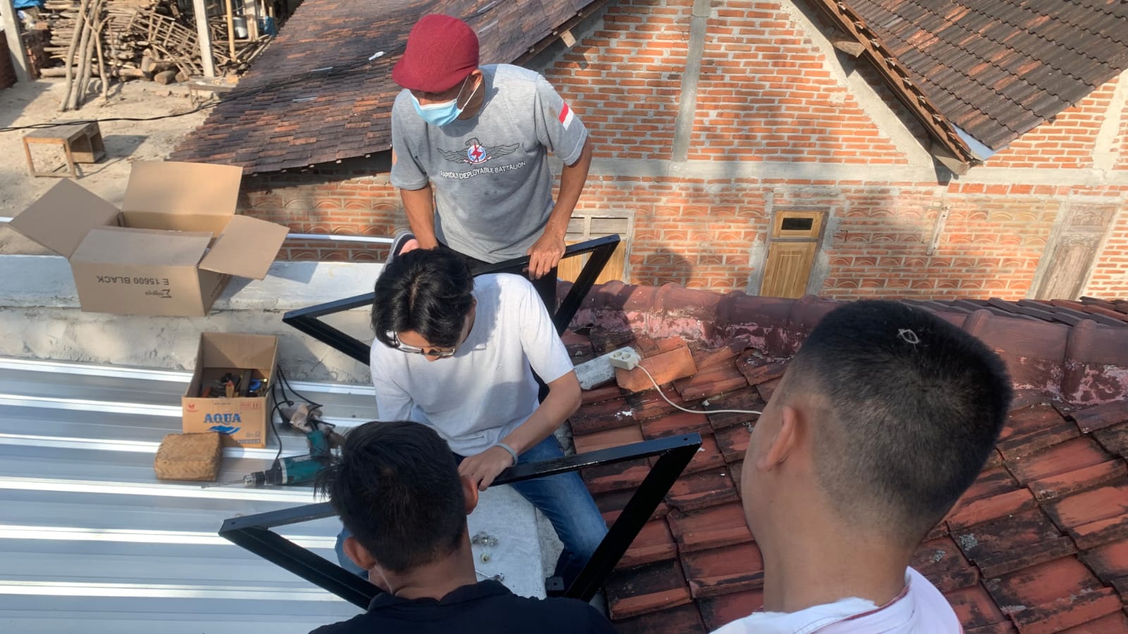 Proses pemasangan PLTS di Rumah Harapan, Karangpatihan, Ponorogo