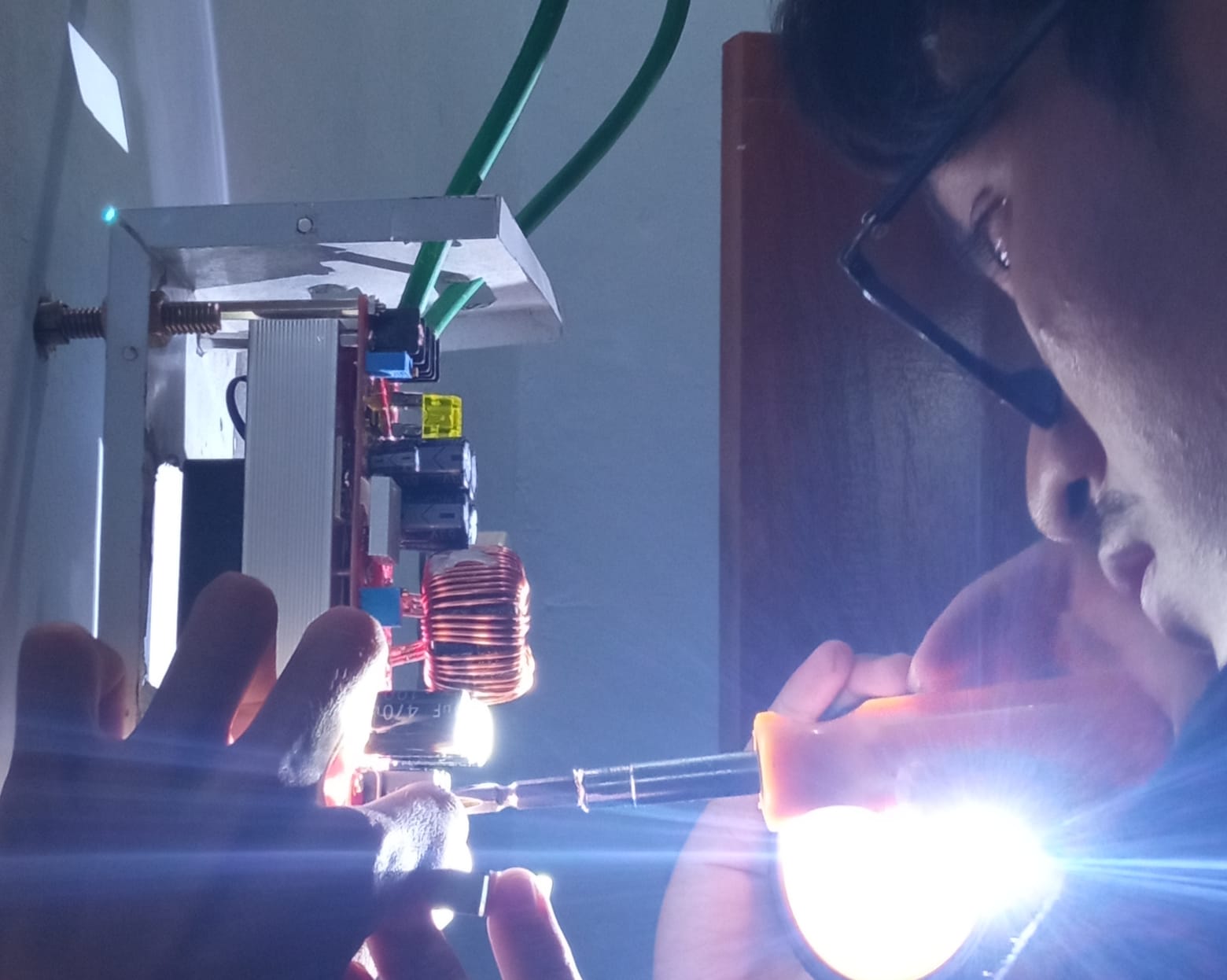 Proses perakitan komponen PLTS oleh anggota tim KKN Abmas ITS