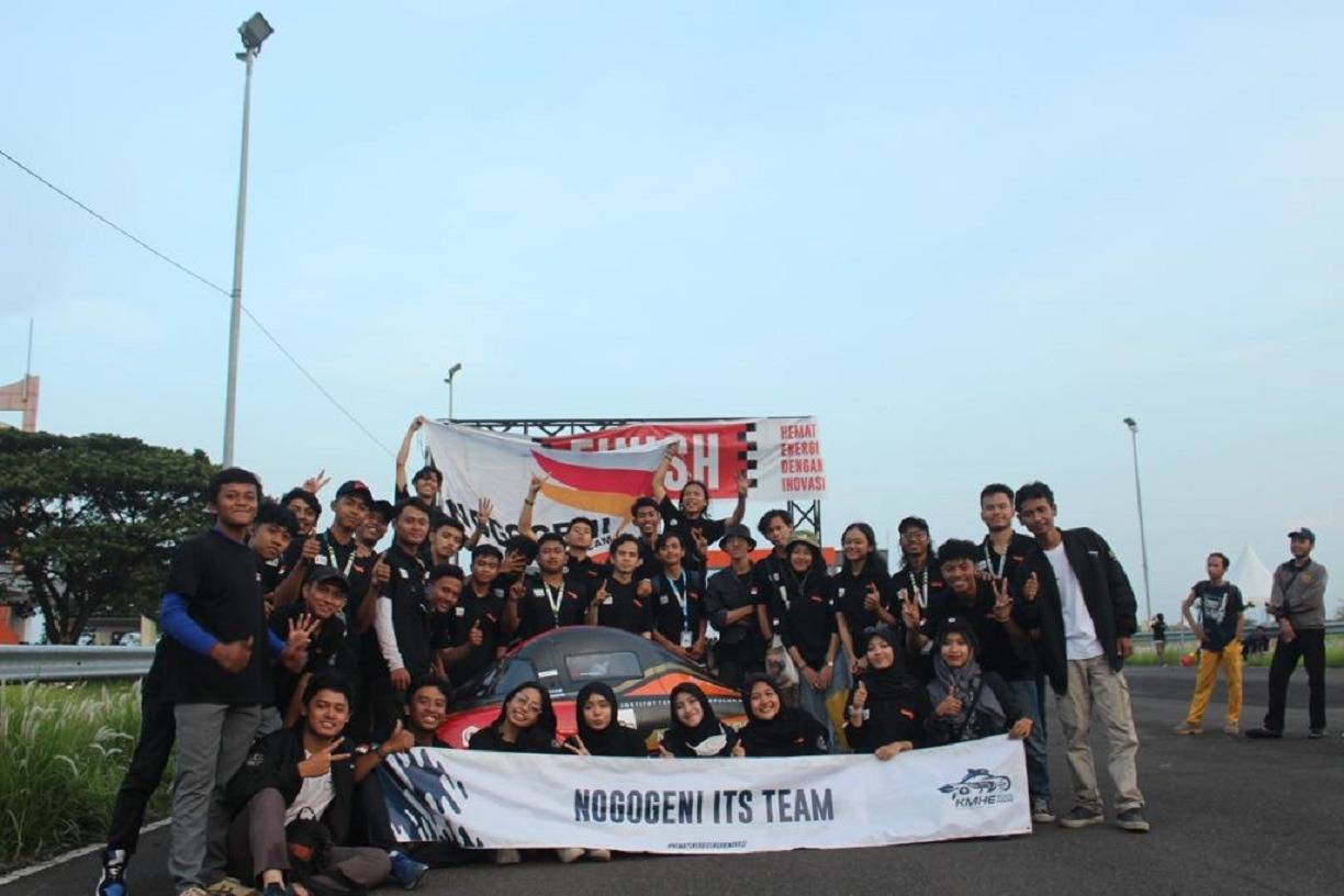Tim Nogogeni ITS dengan mobil Nogogeni VII Evo usai balapan pada KMHE 2022