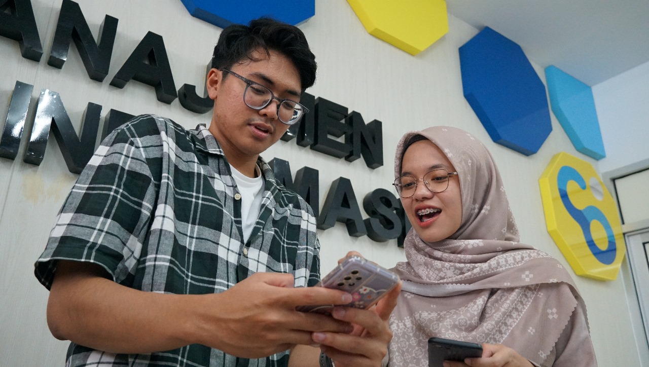 Fathia Rahmanisa Dzakiyyarani Kanan Dan Kahfin Ilham Saat Mencoba Simulasi Aplikasi Meccabot