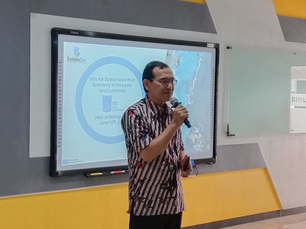 Dekan Fakultas Sains Dan Analitika Data Fsad Saat Memberikan Sambutan Pada Prosesi Peluncuran Program Sustainablue Di Departemen Biologi Its
