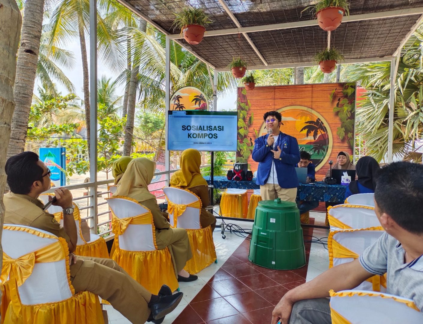 Salah Satu Mahasiswa Anggota Tim Kkn Abmas Surya Wicaksana Satria Tangah Mempresentasikan Proses Pembuatan Kompos Dari Sampah Organik