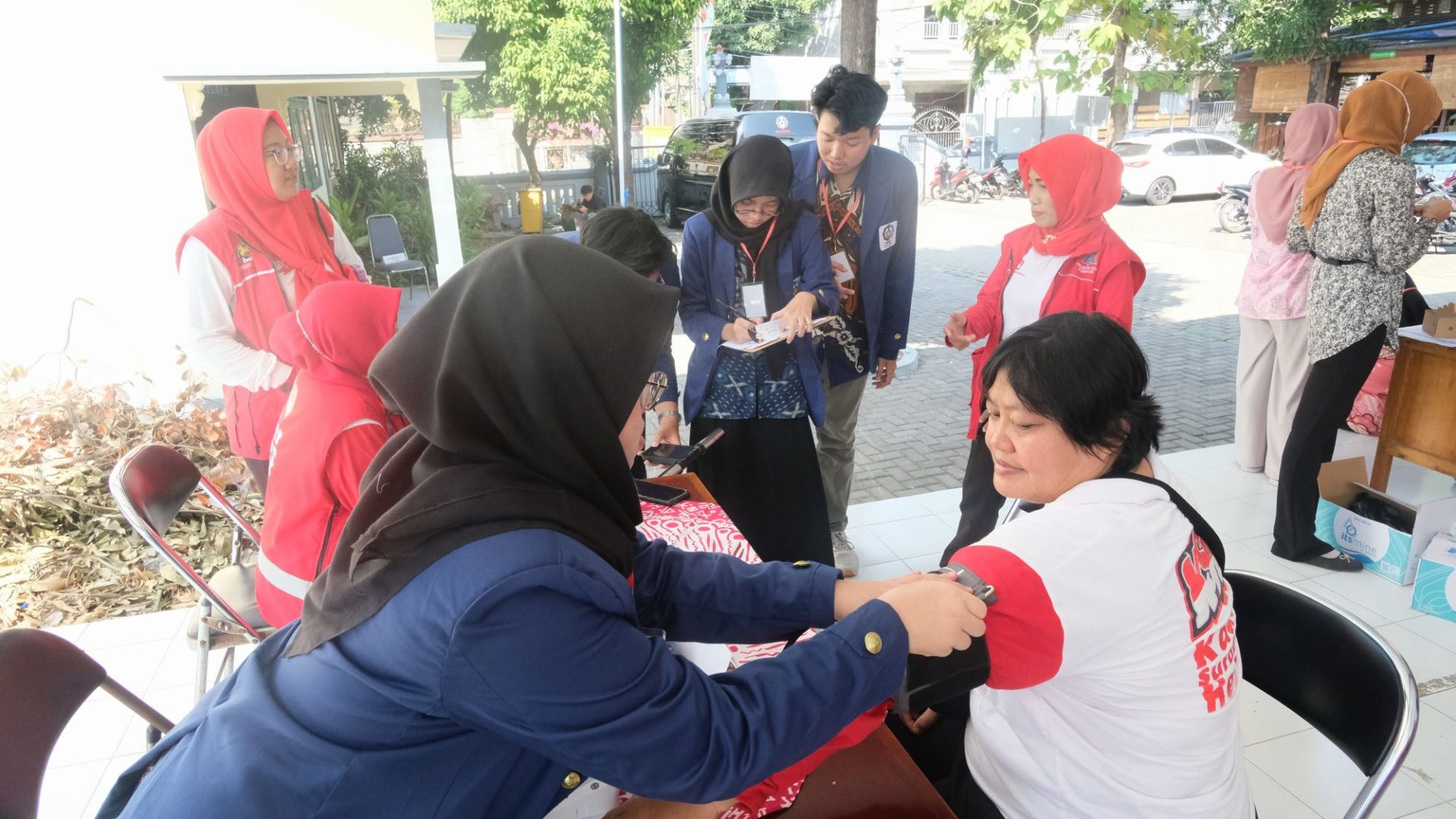 Salah Seorang Peserta Penyuluhan Saat Menerima Layanan Pemeriksaan Kesehatan Gratis Dari Tim Abmas Its