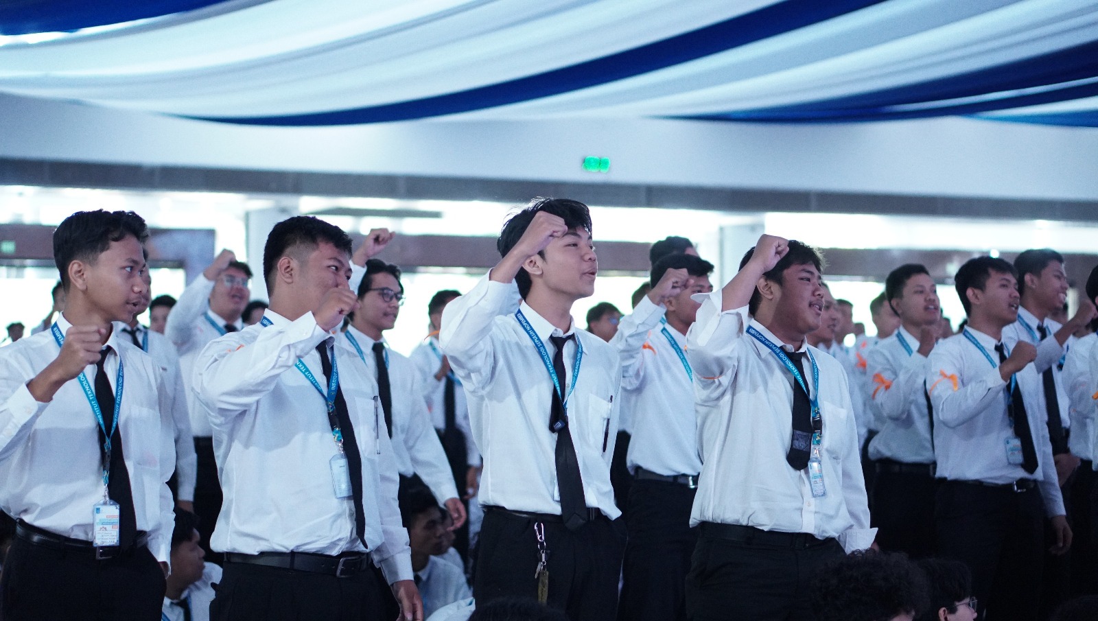 Para Mahasiswa Baru Peserta Psb Its 2024 Saat Melantangkan Vivat Its Di Graha Sepuluh Nopember Its