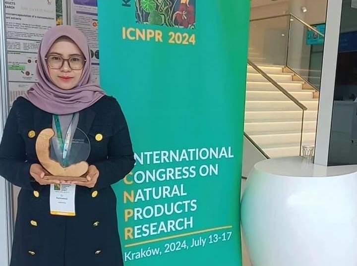 Sri Fatmawati Ssi Msc Phd Menunjukkan Piala Penghargaan Dr Willmar Schwabe Award 2024 Yang Diraihnya